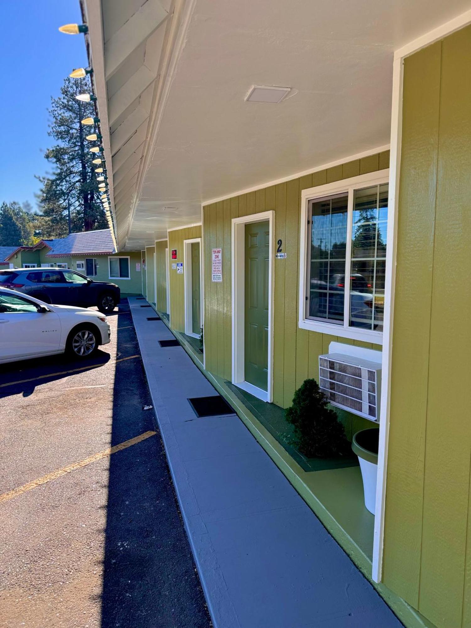 Chalet Motel Bend Exterior photo