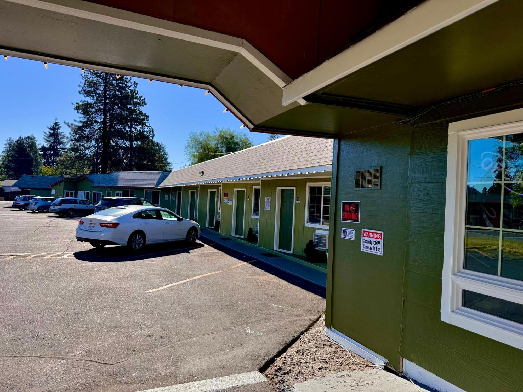 Chalet Motel Bend Exterior photo