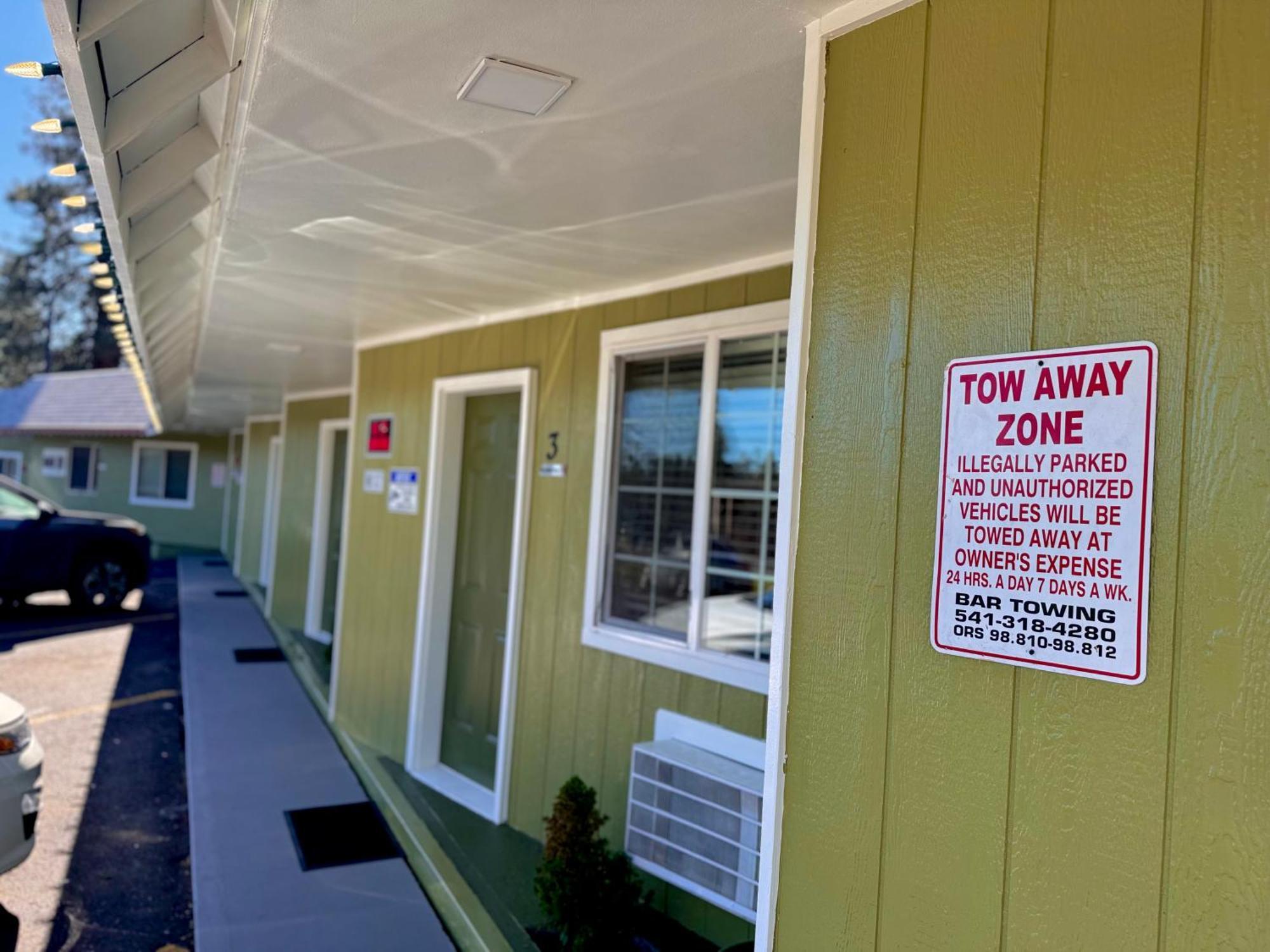 Chalet Motel Bend Exterior photo