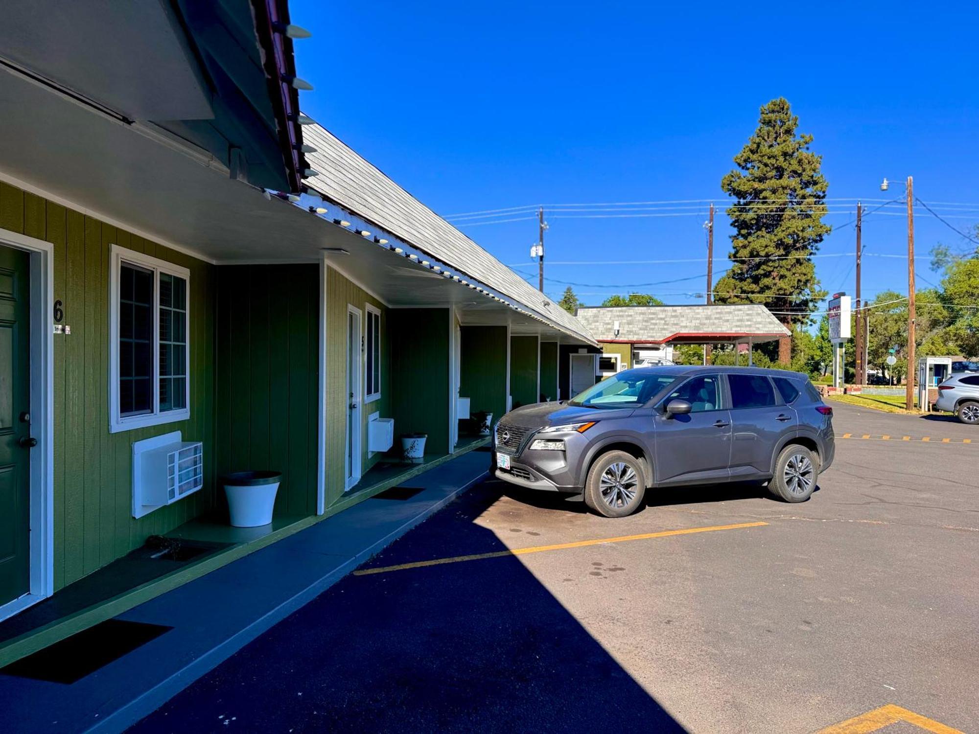Chalet Motel Bend Exterior photo